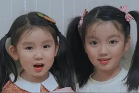阿拉蕾晒与妹妹合影为妈妈庆祝母亲节，姐妹俩宛如复制粘贴图片