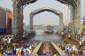 印度最新隐形护卫舰下水！吨位堪比052D，上层建筑完全看不见图片