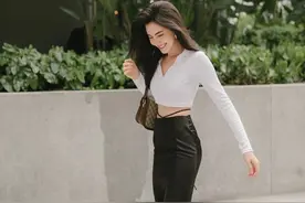 “泰国张柏芝”Mai晒美照，蜂窝腰太迷人，基础款单品也时髦图片