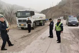 清徐县公安局交警大队配合迎泽一大队查获一辆套用大吨小标注销车牌的洒水车图片