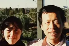 有趣的灵魂王小波：一想到你，我这张丑脸上就泛起微笑图片