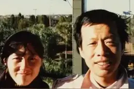 有趣的灵魂王小波：一想到你，我这张丑脸上就泛起微笑图片
