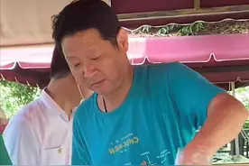 “三德子”扮演者养鸡开饭店，亲自为顾客炒菜，却被吐槽又贵又差图片