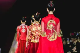 只羡鸳鸯不羡仙，传递良缘之美的中式婚服图片
