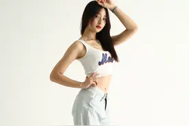 小萌萌刚来的时候的美姿训练拍摄哈哈图片