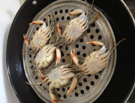 蒸大闸蟹时,肚子朝上还是朝下?用对了方法,蟹黄才会不外流