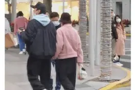 孙俪邓超穿情侣裤像兄弟！穿成同款“矮胖”逛街，孙俪一路吃不停图片