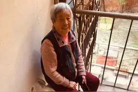 爬楼老人想歇脚，老楼道装上了缓步椅图片