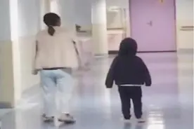 5岁男孩陪产后妈妈下床散步，夜晚走廊的两个身影，感动众网友图片