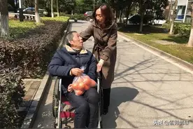 80岁老人坦言：聘请陪伴式保姆给自己养老，比子女照顾更舒心图片