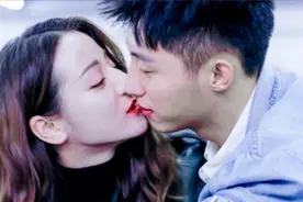 热巴黄景瑜吻戏太激情，吻完霸气抹口红，又纯又欲太好撩人图片