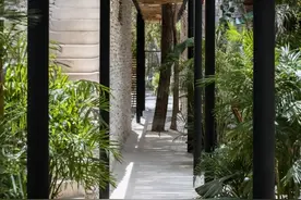 要是有个院子，也要用树枝给过道搭个顶，冬天防风夏天遮阳好漂亮图片