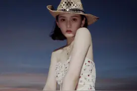 宋祖儿骑马造型真漂亮！碎花裙演绎曼妙身姿，这谁顶得住？图片