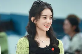 赵丽颖又“嫩”回来了，穿露脐t搭绿色开衫超甜，少女感十足图片