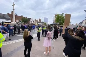 黑人运动人士在英国街头抗议，遭当地百名群众阻拦辱骂：滚回非洲图片