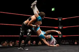 WWE NXT英国赛：Charlie以头倒立的方式另类破解Brookside的锁技视频封面