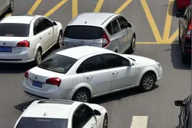 新手开车别乱来，要注意五不跟和四不要，多年老司机安全经验分享图片