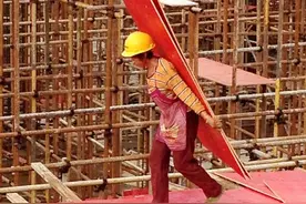 镜头下：建筑工地上女工的日常一天，非常尴尬！图片
