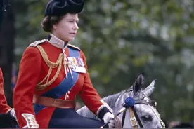 40年前，英国女王侧身骑马，被一名17岁少年射了6枪，毫发无伤图片