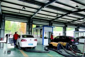 “帕萨特”开去年检，一脚油门干到底，检车员：你这车太破了图片