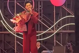 辰亦儒泉州走穴，演唱卖力观众寥寥无几，网友：我的青春没了图片