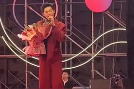辰亦儒泉州走穴，演唱卖力观众寥寥无几，网友：我的青春没了图片