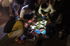 夜探深圳华强北“鬼市”，夜晚开门拂晓散场，很多背包客月入十万图片