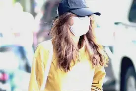 刘诗诗私下穿搭太接地气，松垮卫衣配大裤衩，大步流星英气又潇洒图片