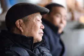 70岁老人心酸：去了养老院才明白，其中真实情况，比你想得还糟图片
