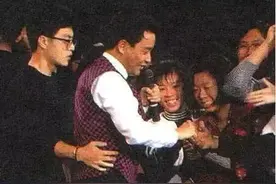 从保安做到公司老总的史丹利，一生感恩张国荣，出殡时追灵车护卫图片