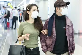 吉娜也不耐看了，万年针织衫秀丰满身材，爱搭紧身裤暴露胯宽腿弯图片