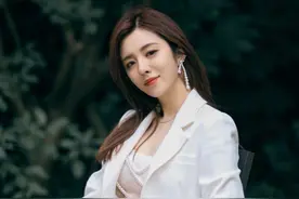 王晓晨的尺度越来越大了，穿白西装配珍珠抹胸，气质撩人又惊艳图片