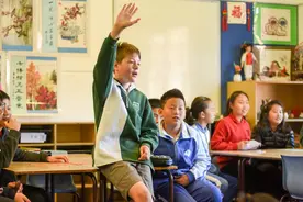 女同学第一次来月经，同桌男孩帮忙围外套擦凳子，真的是个暖男图片