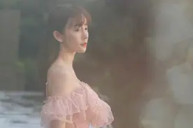 张檬真高调，穿粉色蕾丝泳衣遮不住丰满，现在不“变脸”改秀身材图片
