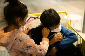 孙俪带儿女摆摊义卖，等等小花不惧寒冷坚守摊位4小时，爱心满满图片