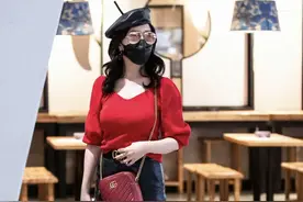 赵雅芝穿红色为高考学子加油，贝雷帽配红色毛衣，像30多岁的人图片