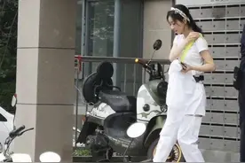 赵丽颖出现小区被狂拍，脚上增高鞋太抢镜，网友：比黄晓明的还高图片