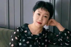 杨紫的妈妈气质不一般，57岁穿黑裙显贵妇范，清凉舒适又落落大方图片