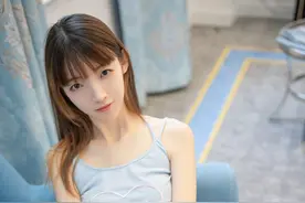 清纯学妹：白裙果腿少女~图片