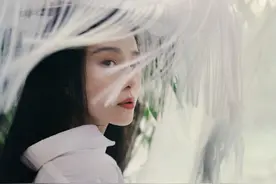 范冰冰港味胶片风格大片释出 一袭白衣颇具女人味图片