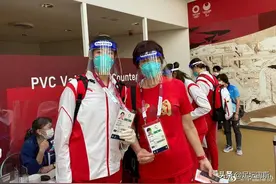 抵达东京！中国女排全副武装，郎平李盈莹晒证件照，丁霞比剪刀手图片