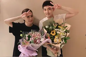 阿娇拆绷带后首露面，拿手遮住伤口，网友：不会留疤了吧？图片