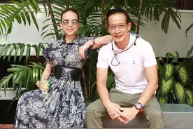 华裔富婆伍伦盼，与弟弟合照穿Dior雪纺裙，两姐弟长相太像了图片