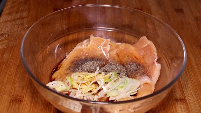 我家从来不买炸鸡排，自制爆浆鸡排吃着更过瘾，一口爆浆，爽歪歪