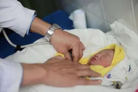 广西男子几十年前被遗弃，养父母将其收养，如今被发现患有精神病图片
