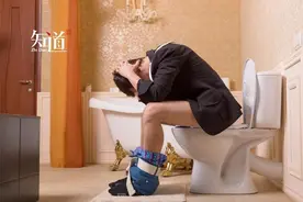 厕所安装计时器，打工人失去带薪如厕的自由？图片