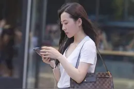 V领白T恤搭配高腰阔腿裤，简单随性的穿搭，优雅大方又显气质图片