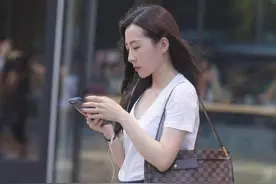 V领白T恤搭配高腰阔腿裤，简单随性的穿搭，优雅大方又显气质图片