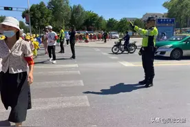 【我为群众办实事】闪电骑警暖心护送幼儿过马路图片