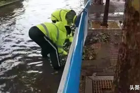 河北石家庄交警战暴雨保畅通图片
